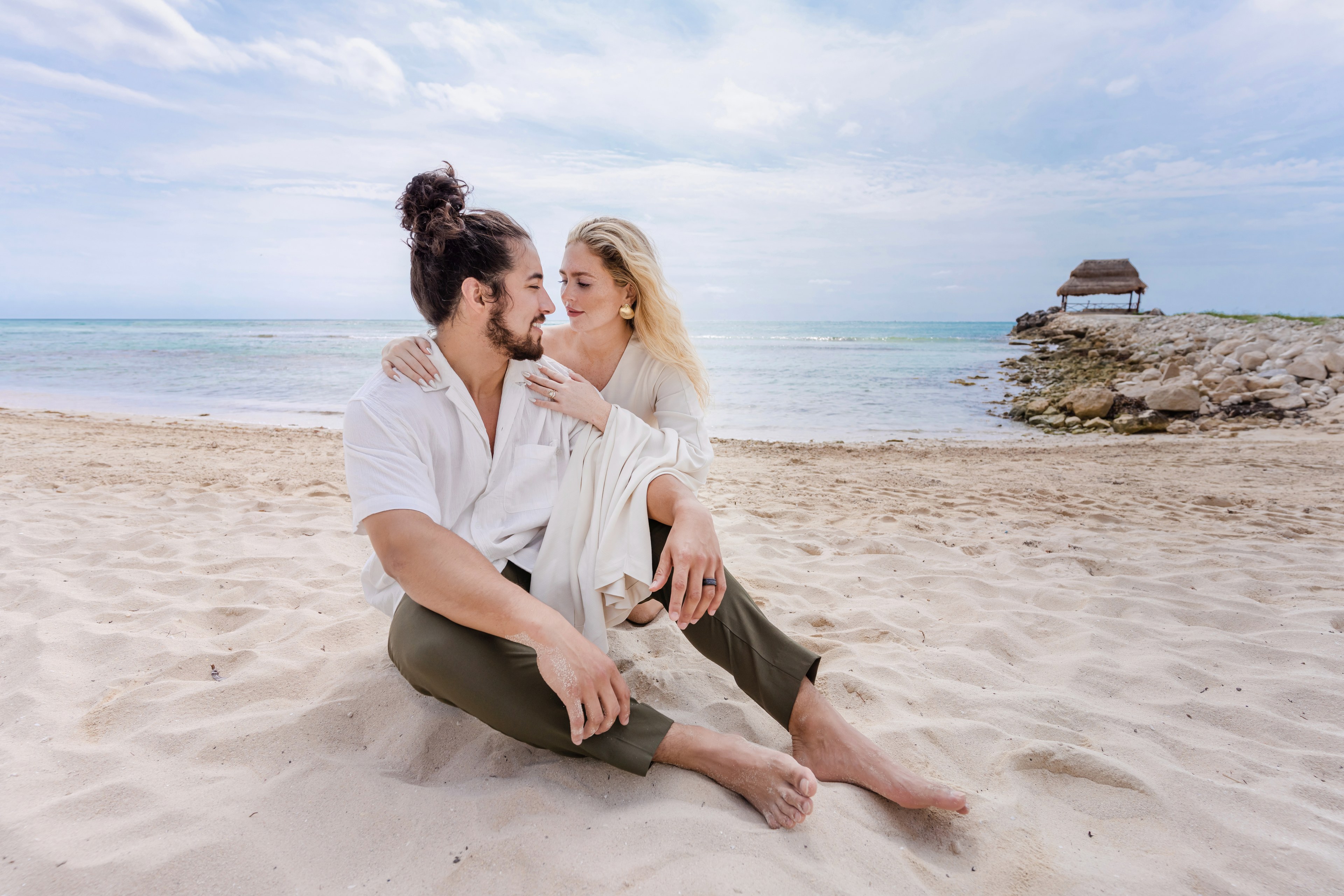 Couple at the Cancún Hotel Zone with turquoise water behind them by IVAE Studios