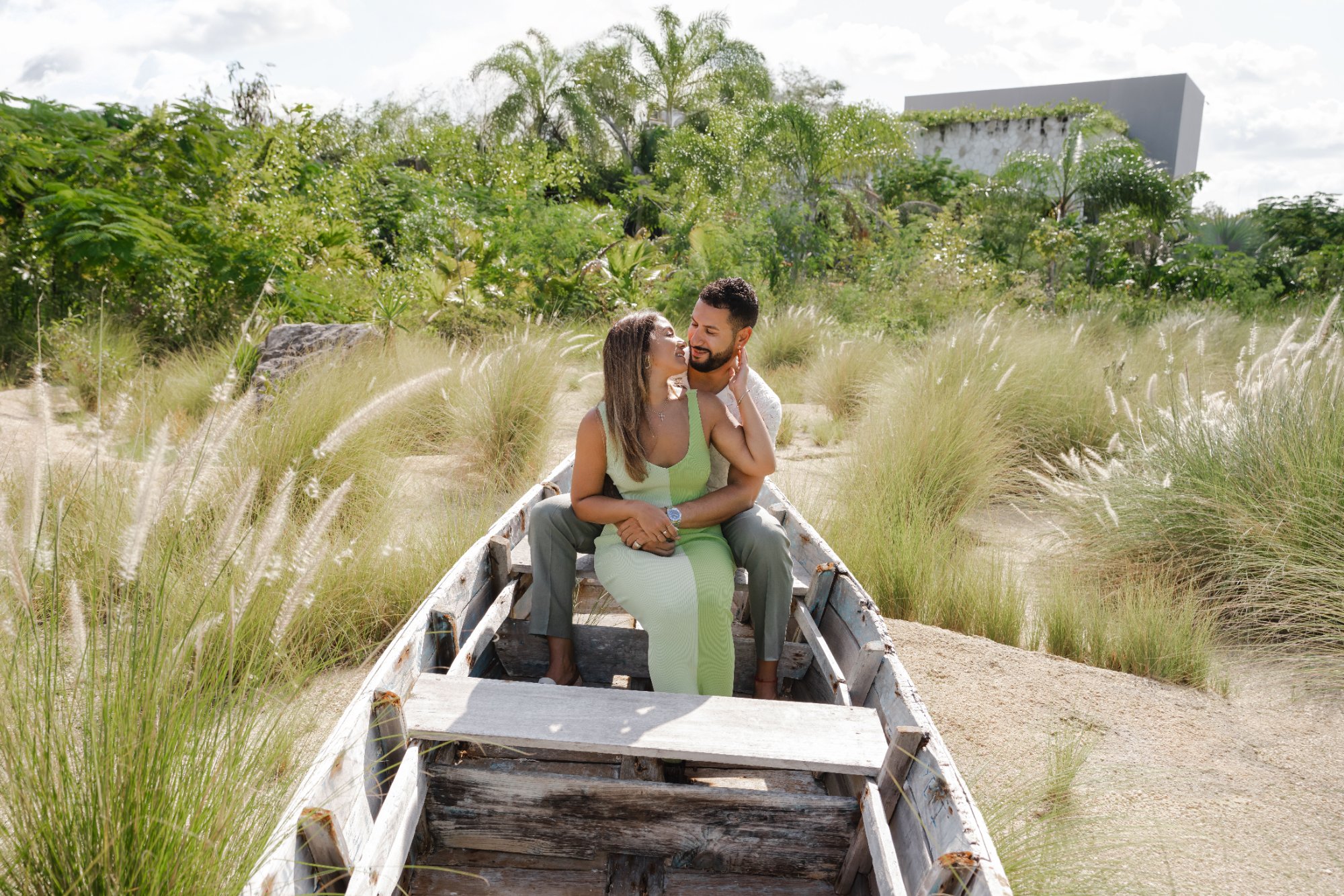 Couple lit by a single soft directional light source under cover in Cancún, the kind of frame a covered colonnade produces on a wet afternoon