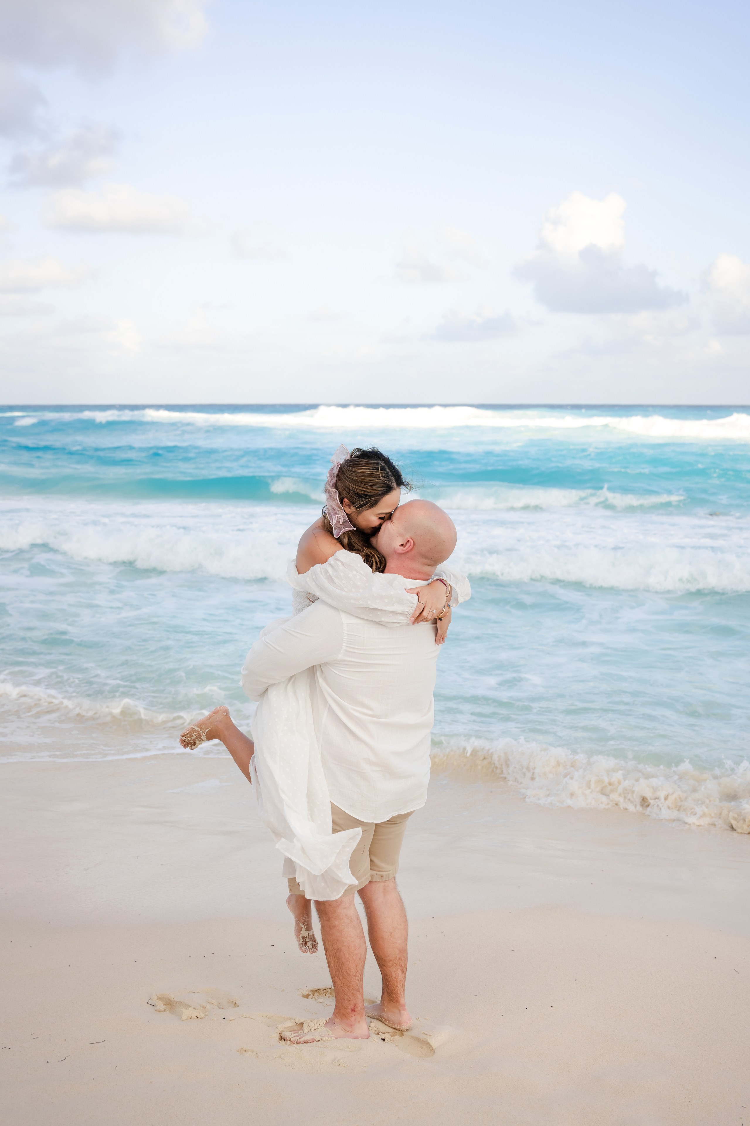 Pareja en Playa Mujeres en un escenario romántico de resort por IVAE Studios