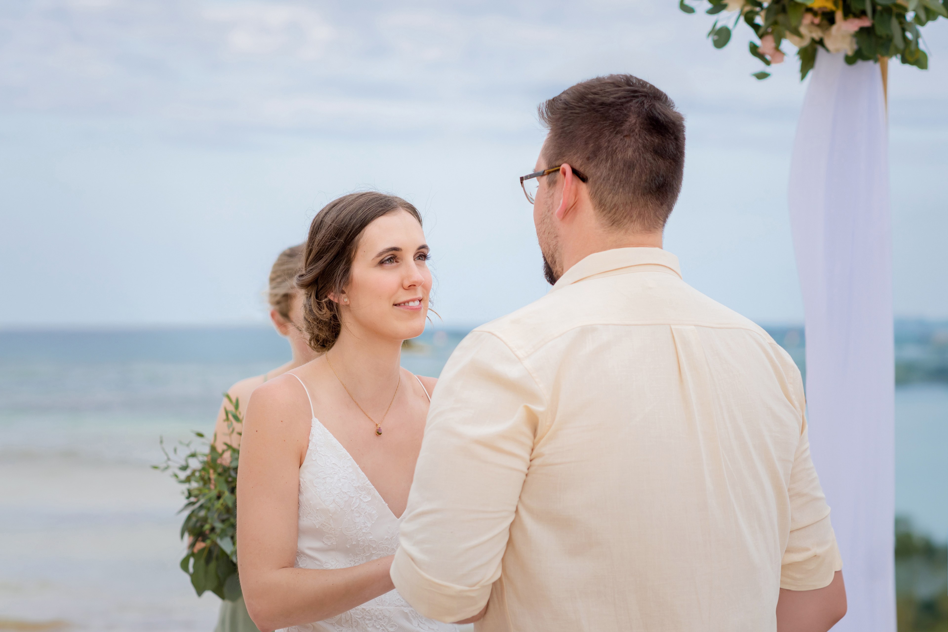 Novia en la Zona Hotelera de Cancún con el mar turquesa detrás por IVAE Studios