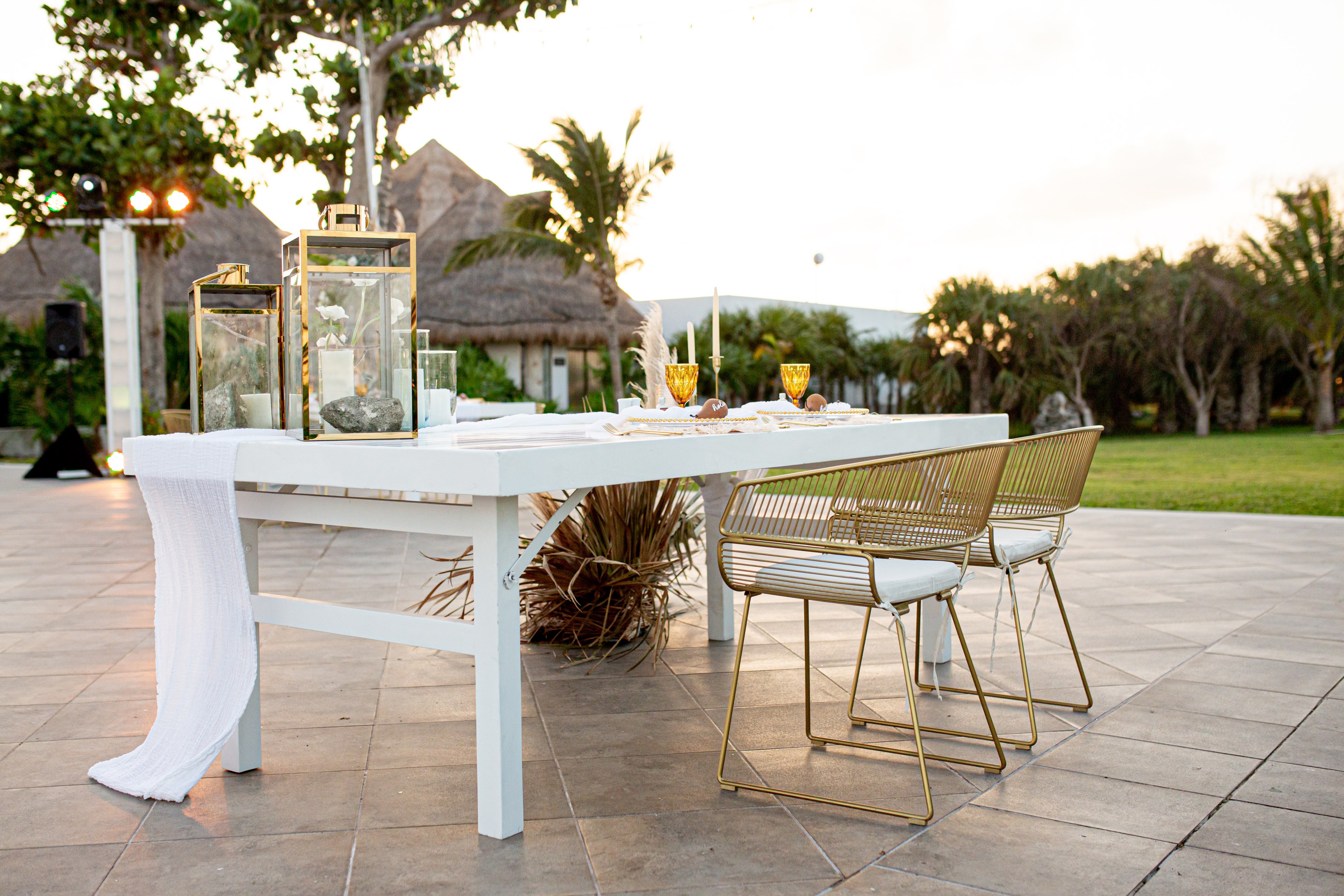 Wedding decor at a Cancún beach photographed by IVAE Studios