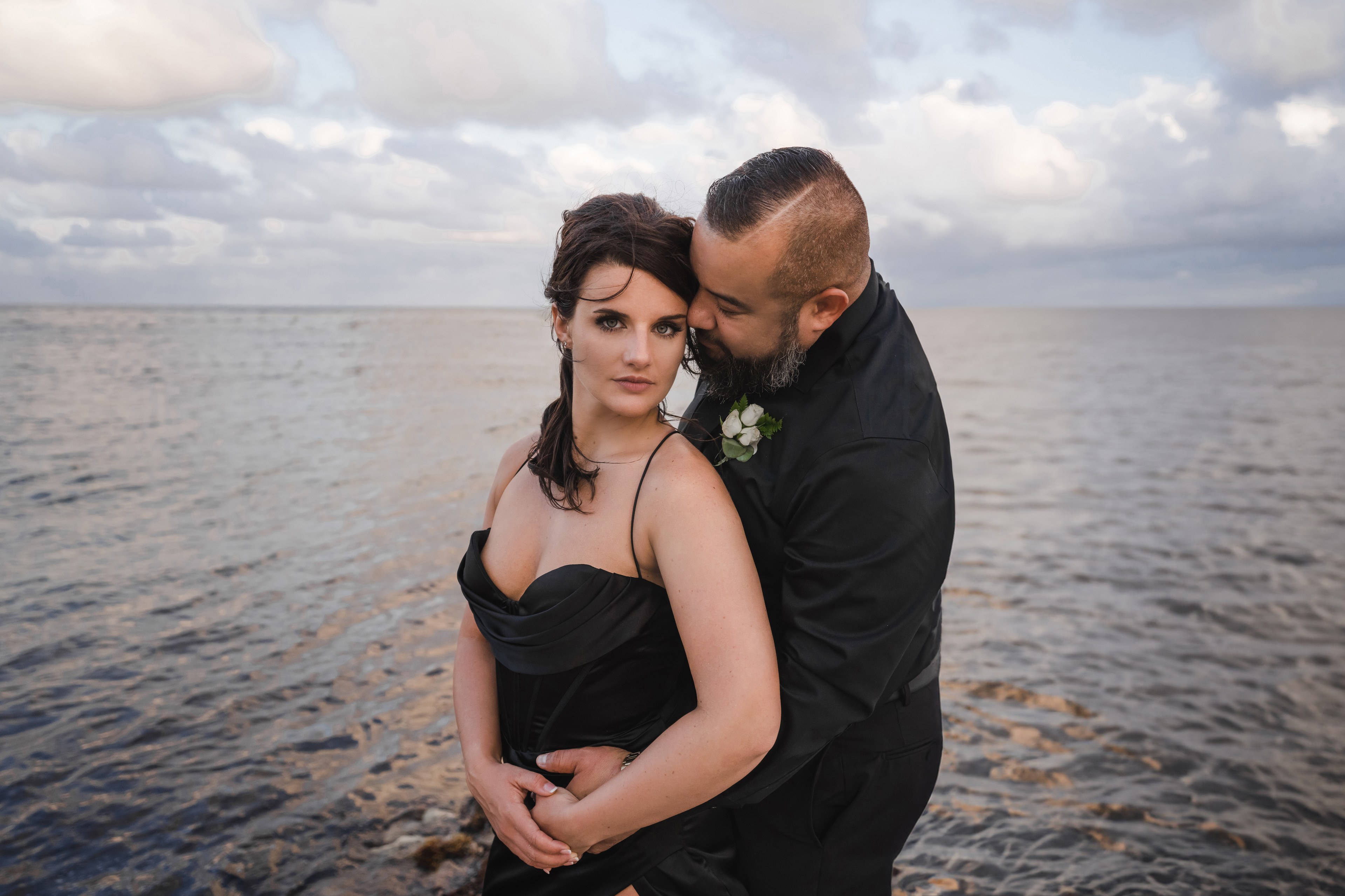 Novio antes de la ceremonia en Cancún, por IVAE Studios